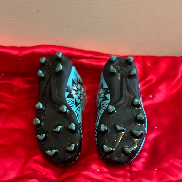 Puma kids soccer cleats. - Picture 3 of 3